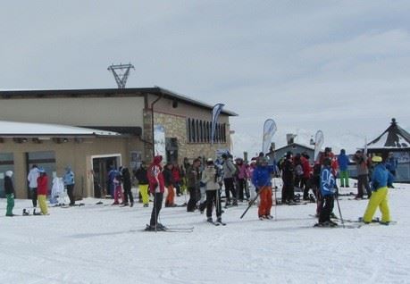 Nadšená skupinka lyžařů