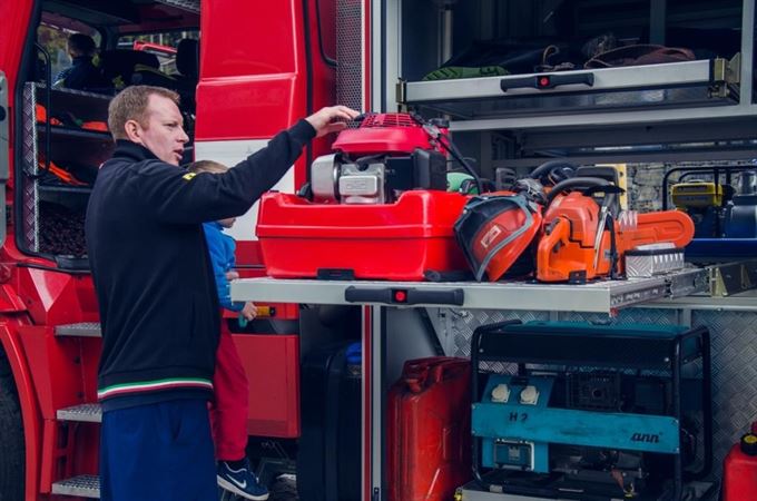 Partner Petr Kroupa je fascinován hasičským vozem 