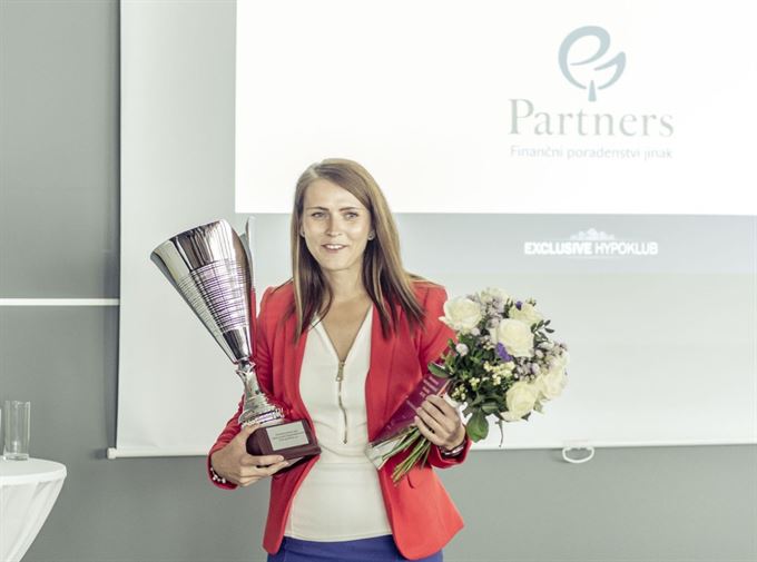 Putovní pohár převzala za Partners Lucie Nováková z obchodního oddělení.