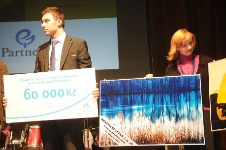 Předávání šeku na 60 tisíc korun pro oběti výbuchu