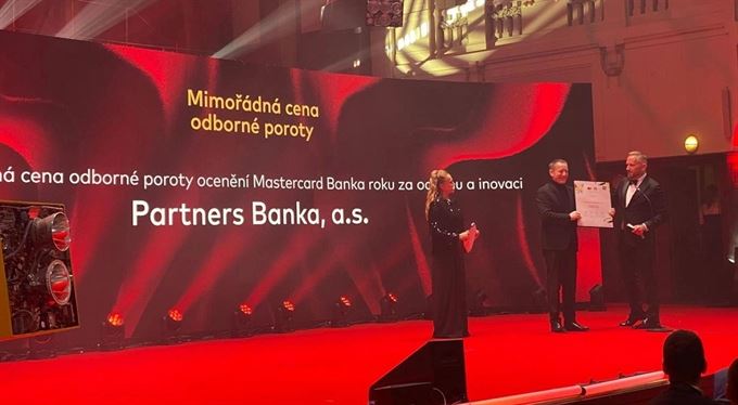 Česko zná Banku roku. Hlavní ocenění získala Česká spořitelna, Partners Banka bere stříbro