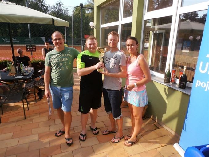 Štastní vítězové s trofejí