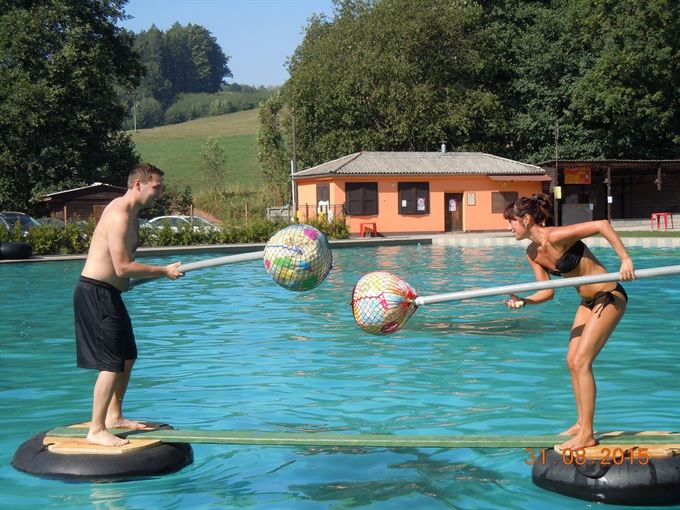 Michal Farský vs Míša Janáková ve vodním souboji.